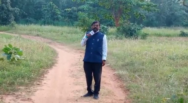 शिक्षा का गिरता हुआ स्तर ग्राम पंचायत ढोढरकसा प्राथमिक शाला जर्जर हाई स्कूल में 75 बच्चे अध्ययनरत जिसमें छात्र-छात्राओं की संख्या आधा-आधा है।