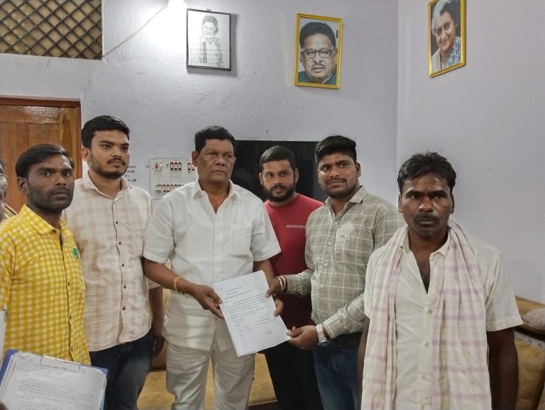 ग्रामीणों ने जन संपर्क कार्यालय में सड़क , पुलिया निर्माण के लिए विधायक को सौंपा ज्ञापन ।