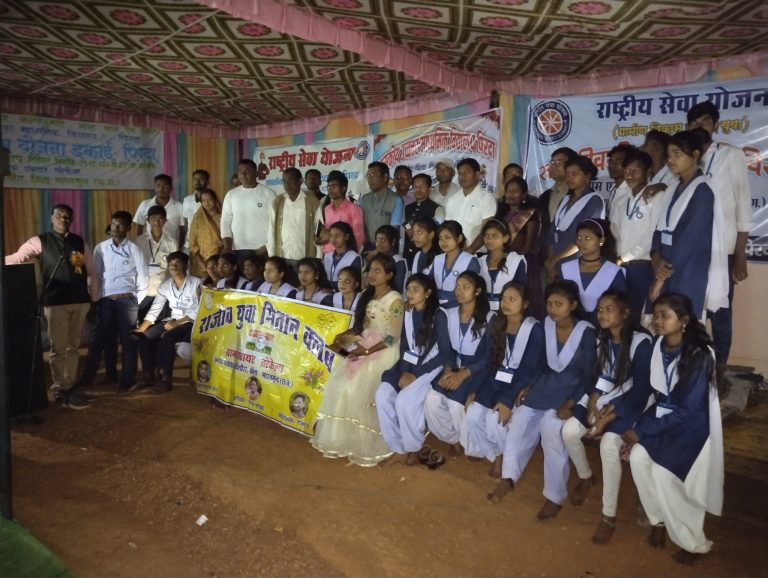 संस्कार साहित्य मंच द्वारा राष्ट्रीय सेवा योजना शिविर में काब्य पाठ।