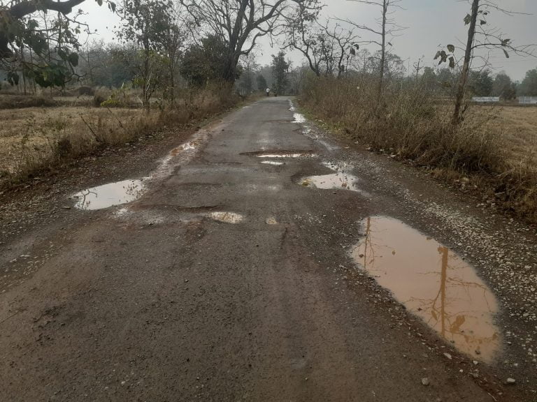 जर्जर मार्ग से आवागमन  हुआ दुर्गम।