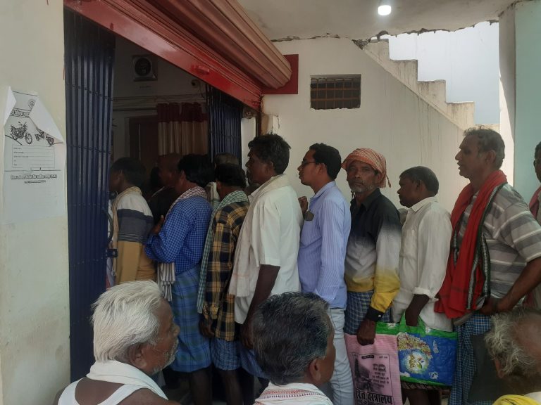 जिला सहकारी केंद्रीय  बैंक  साखा पिरदा में बोनस -बीमा पाने  लाईन  में  किसान ।