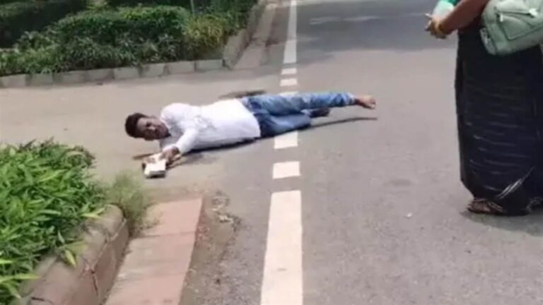 छत्‍तीसगढ़ के सरपंच का दिल्ली में अनोखा प्रदर्शन: गांव में सड़क निर्माण की मांग