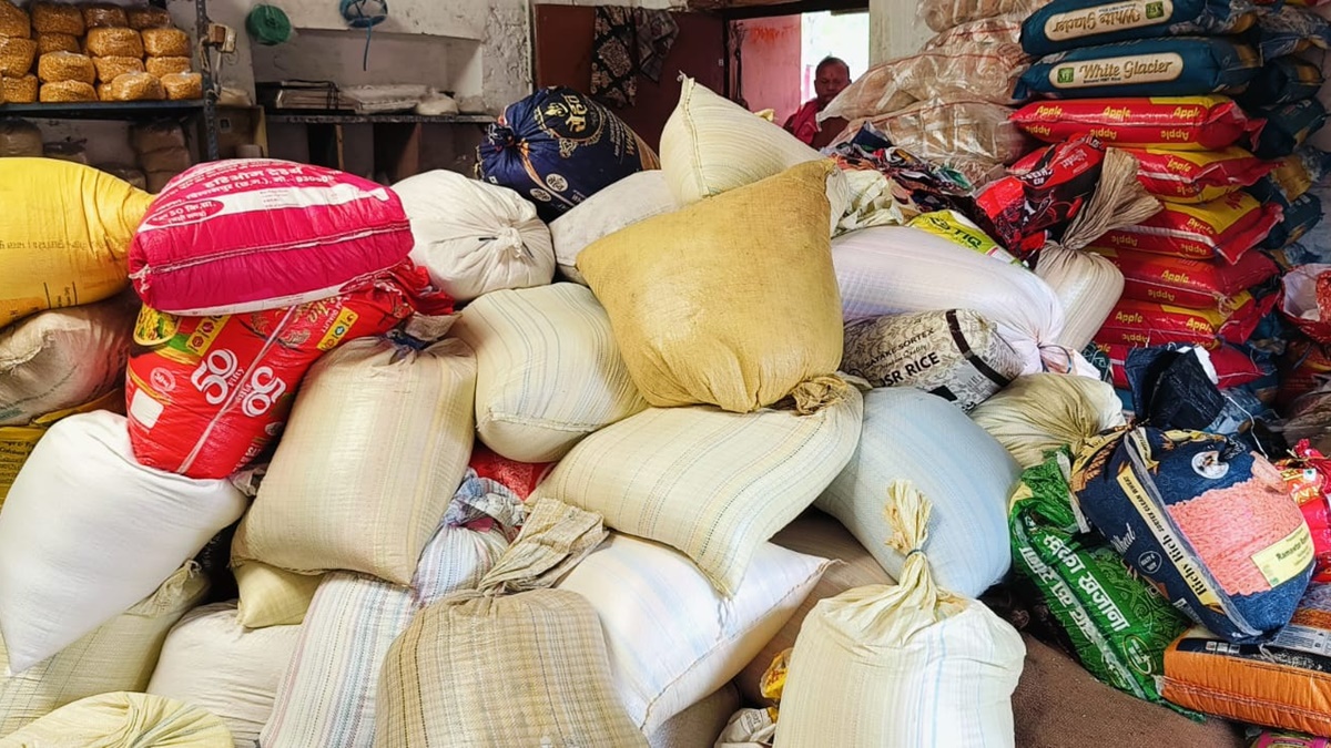 बिलासपुर के एक निजी दुकान से जब्त किया गया राशन में बंटने वाला 52 बोरी चावल