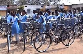 महासमुंद : विधायक योगेश्वर राजू सिन्हा ने सरस्वती साइकिल योजना के तहत चार स्कूलों में वितरित की साइकिलें