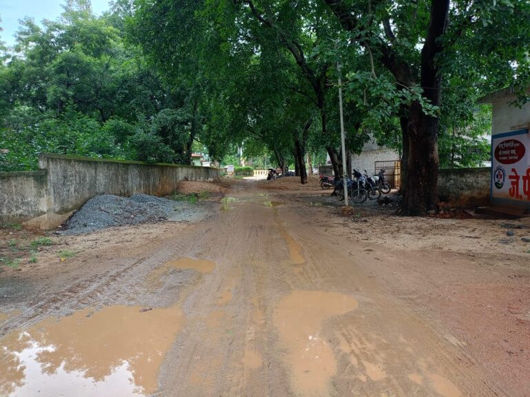 बार नयापारा में जलभराव से स्वास्थ्य केंद्र की दुर्दशा, पर्यावरणीय क्षेत्र में बुनियादी सुविधा का अभाव